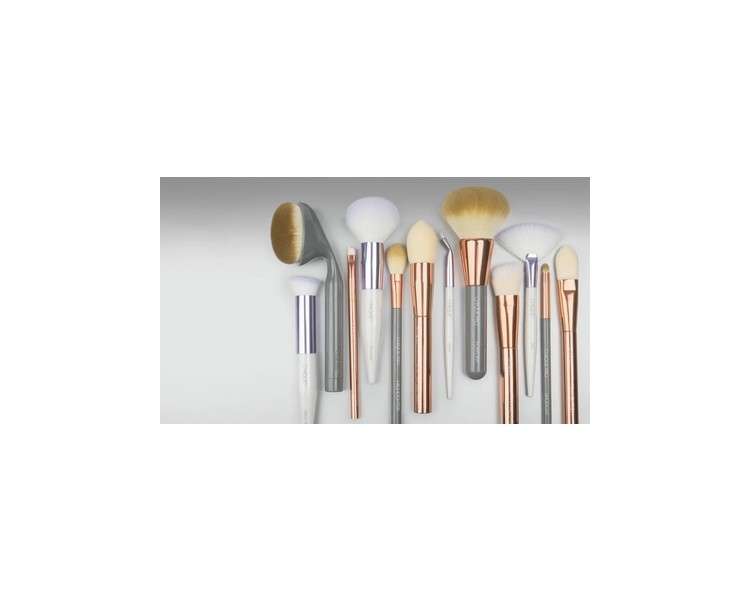 Chique Studio Small Eyeshadow Brush